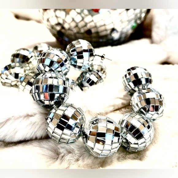 DISCO QUEEN HOOP EARRINGS - Picture 5 of 6